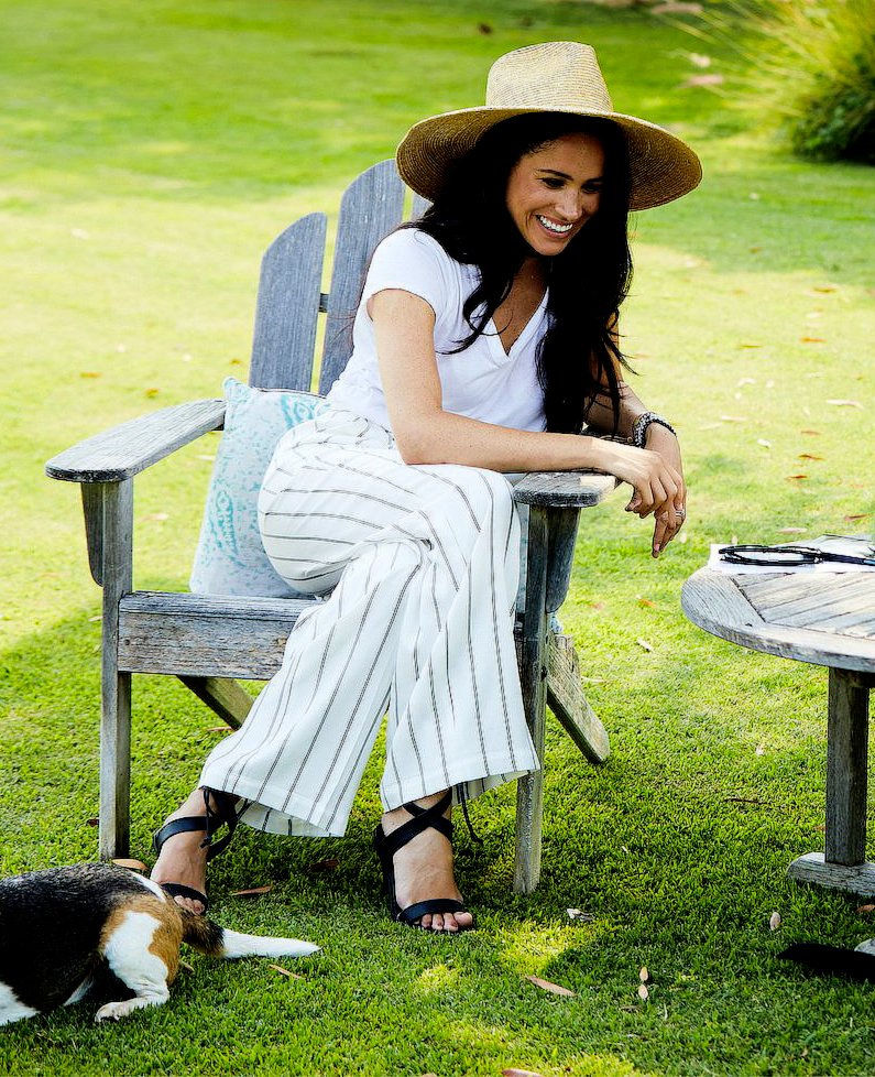 Meghan in chic Anine Bing trousers for backyard chat with Gloria Steinem -  Meghan's Fashion